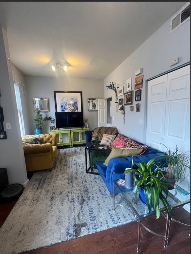 Building Photo - Wicker Park 1bd/1bth W/ Deck Avail 7/1