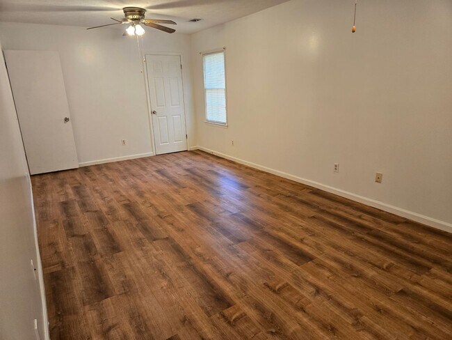 Building Photo - FOR RENT in North Columbus! Available Now!