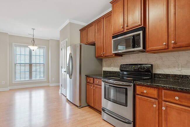 Building Photo - 3 Bed, 2.5 Bath Townhome in the heart of D...