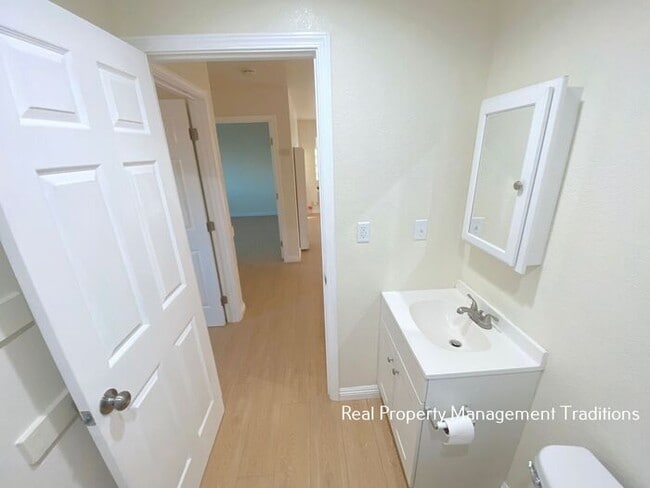 Building Photo - Updated Apt in Rosamond - Military Discount!