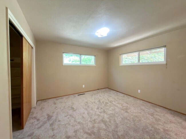 Building Photo - 275 Cold Springs Rd
