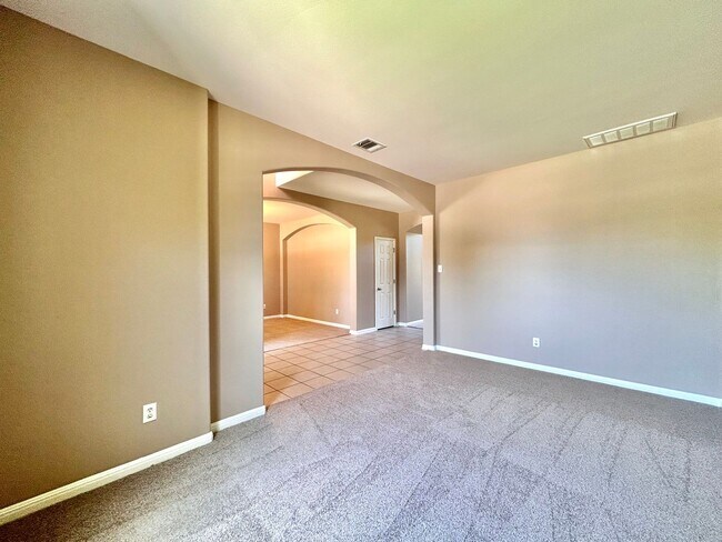 Building Photo - Your Next Home Awaits – Roomy, Bright & Co...