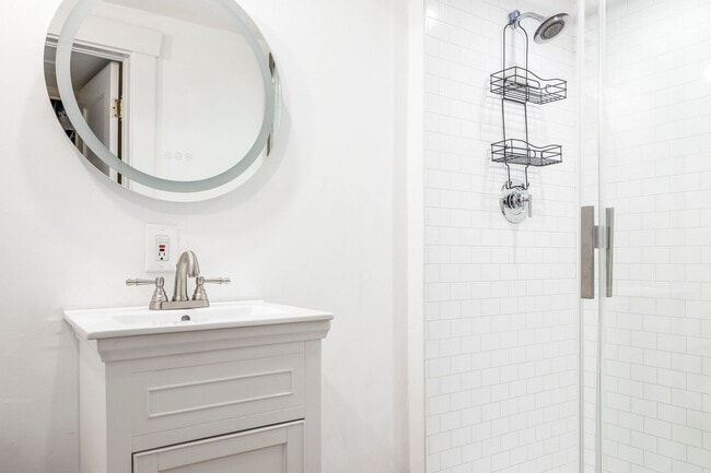 Building Photo - Elegant Sugar House Living: Finished Basement and Prime Location