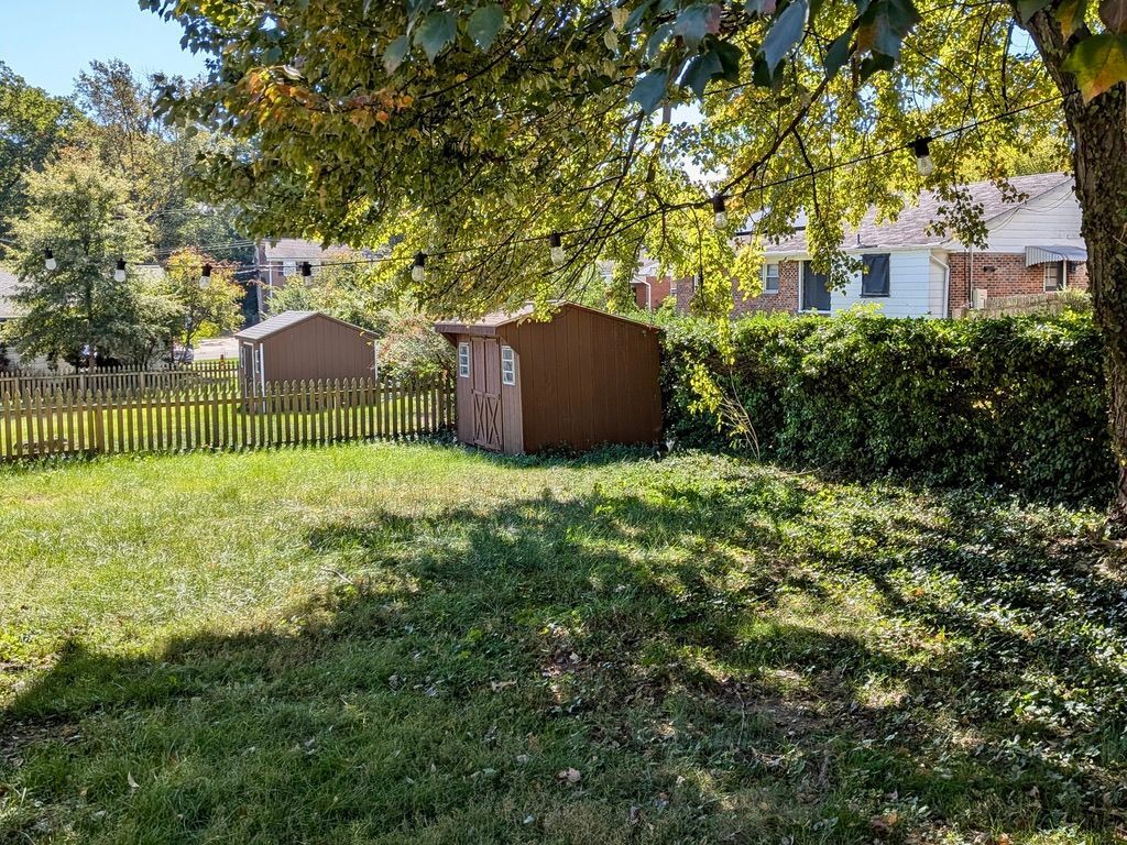 Building Photo - 9204 Davidson St