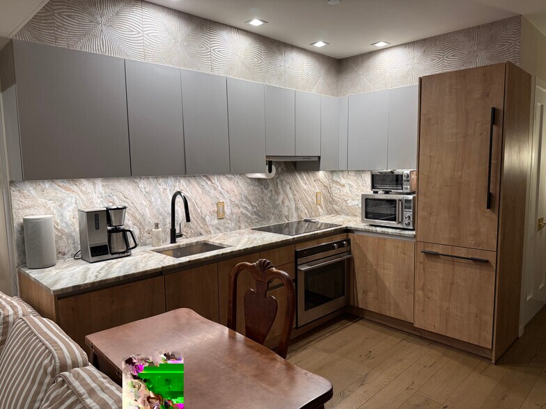 Building Photo - 44 Box St