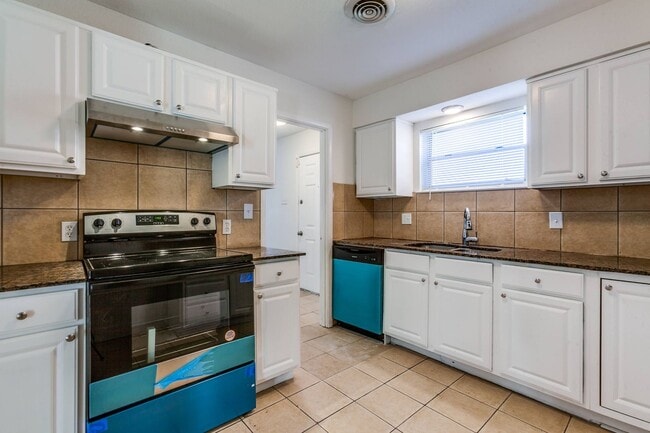 Building Photo - Spacious 4 Bed 2 Bath Home with Stainless Steel Appliacnes