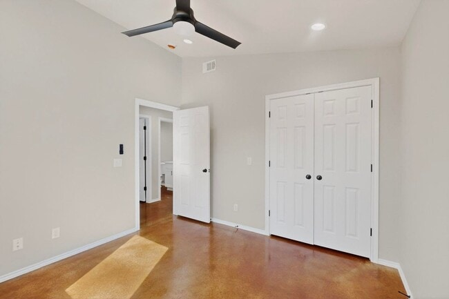 Building Photo - 1471 W Kaufman St