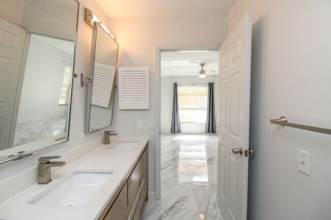 Building Photo - 2/2 REMODELED UNFURNISHED CONDO 1ST FLOOR ...