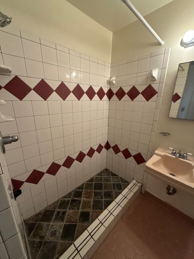 Building Photo - 4 bed/ 2.5 bath home, large yard! Availabl...