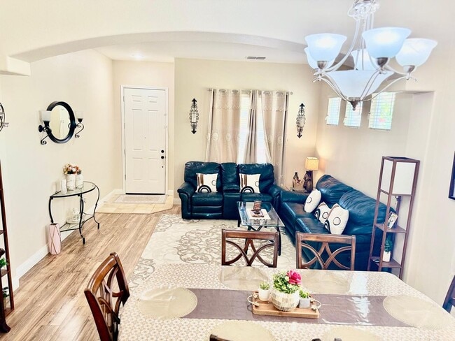 Building Photo - Great 5 Bedroom 3 Bathroom 2,400 sqft. Hom...