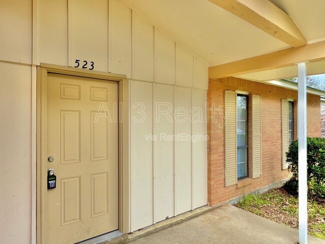 Building Photo - 523 Placid Dr