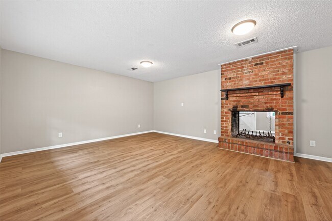 Building Photo - 315 Hollywood Dr