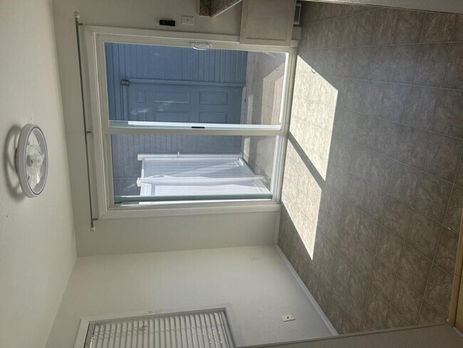 Building Photo - 2285 Poplar Dr
