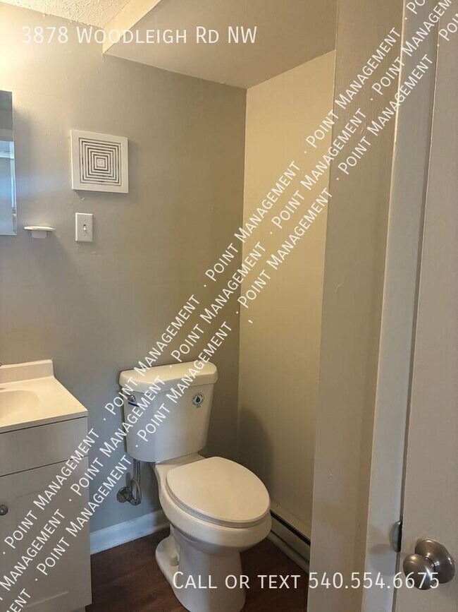 Building Photo - 3878 Woodleigh Rd NW