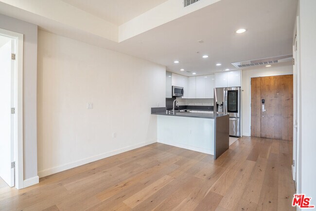 Building Photo - 105 S Mariposa Ave