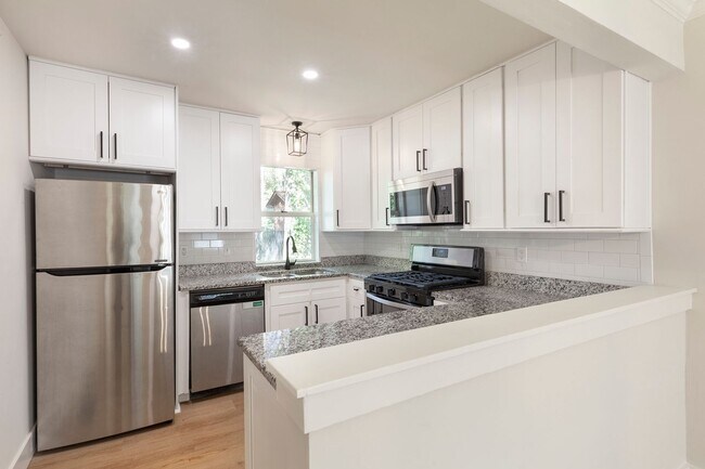 Building Photo - 3bd/3ba Home w/ Fully Fenced Backyard and Deck!