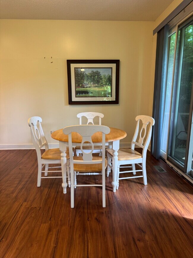 Building Photo - Charming furnished ground level Mountain Condo.