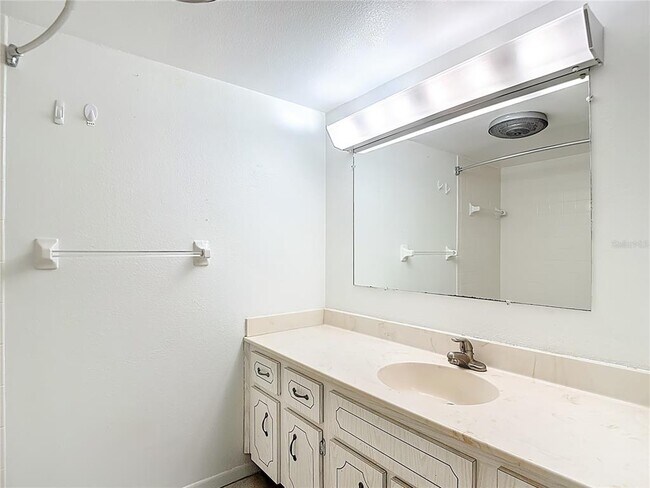 Building Photo - 831 Maple Ct