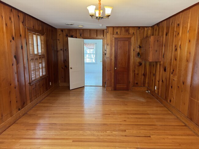 Building Photo - 527 College Hill Rd