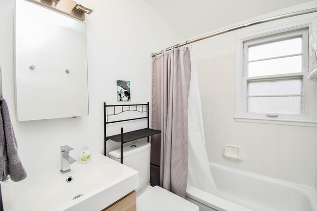 Building Photo - Cozy & Fully Furnished 1-Bedroom Near Sanf...