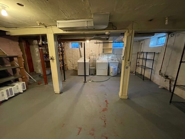 Building Photo - AVAILABLE JUNE - Beautiful 2 Bed 1 Bath Woodland Home