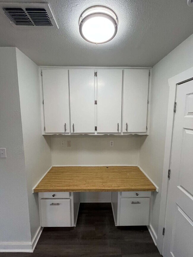 Building Photo - Adorable, Renovated 3/1 House with a Large Metal Shop