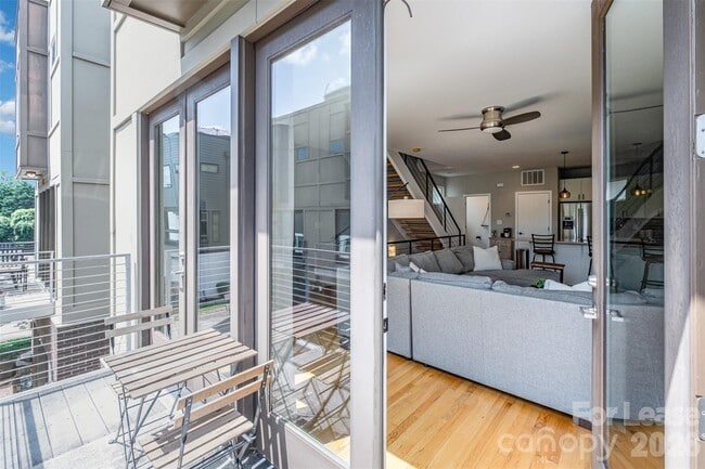 Building Photo - 925 Westbrook Dr