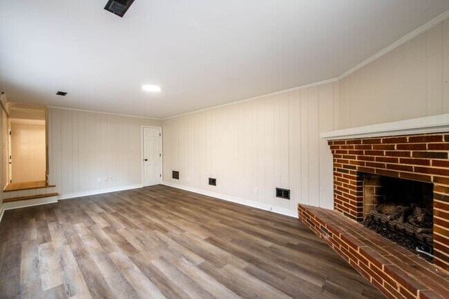 Building Photo - Newly remodeled 3/2.5