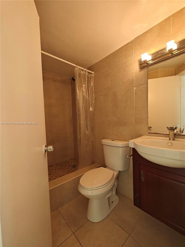 Building Photo - 905 Brickell Bay Dr