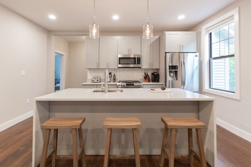 Building Photo - 65 Beach St