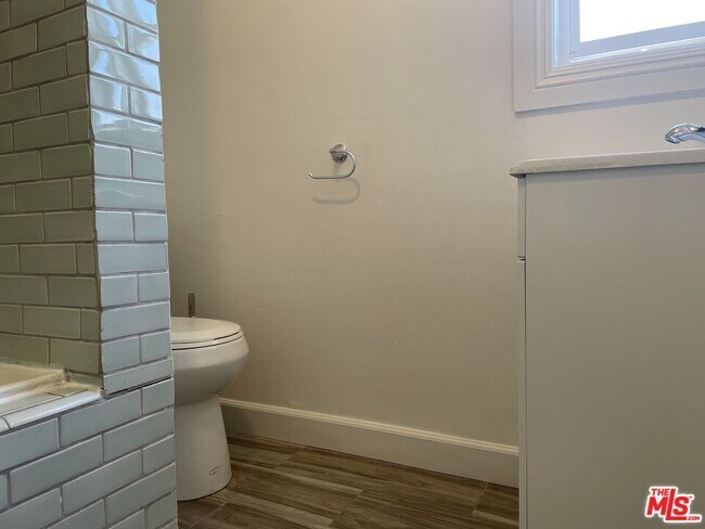 Building Photo - 2309 S Budlong Ave