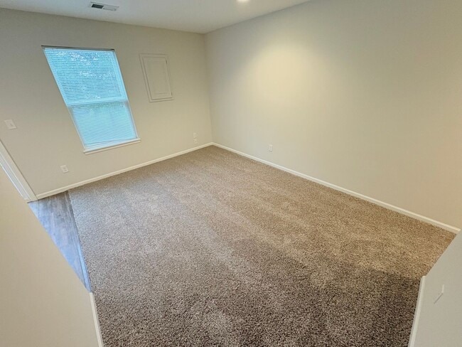 Building Photo - ***MOVE IN SPECIAL*** 3 Bedroom | 2.5 Bath...