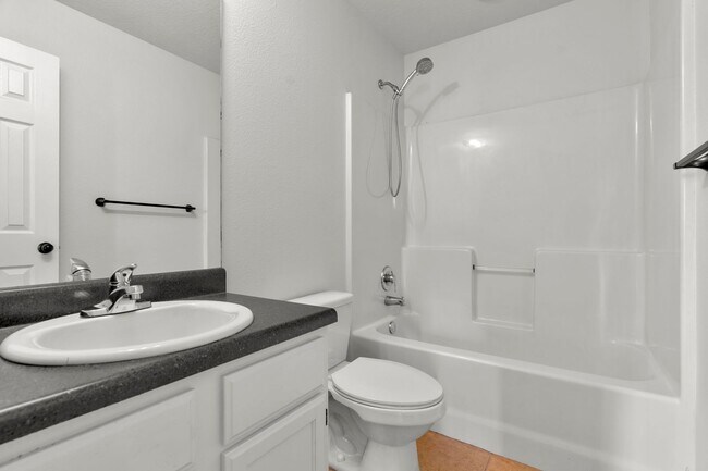 Building Photo - Fresh 3 Bed 2 Bath home in great location!
