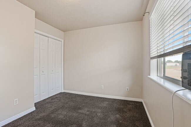 Building Photo - 2 Bed 1 Bath Upper Condo in Rexburg - with Optix internet and washer and dryer included!