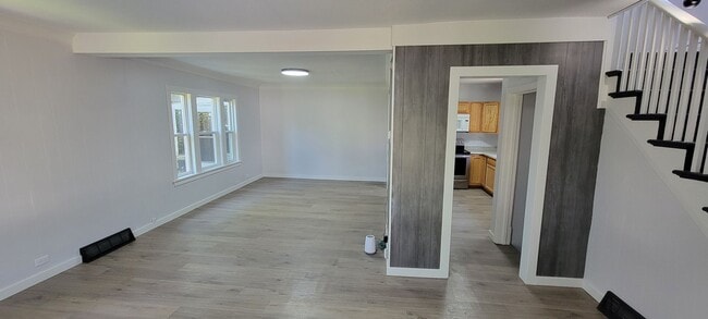 Building Photo - AVAILABLE JUNE 1ST - 2 Bed/ 1 Bath w/ Great Yard!