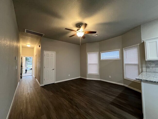 Building Photo - Stunning 4-Bedroom Renovated Home in Sapulpa