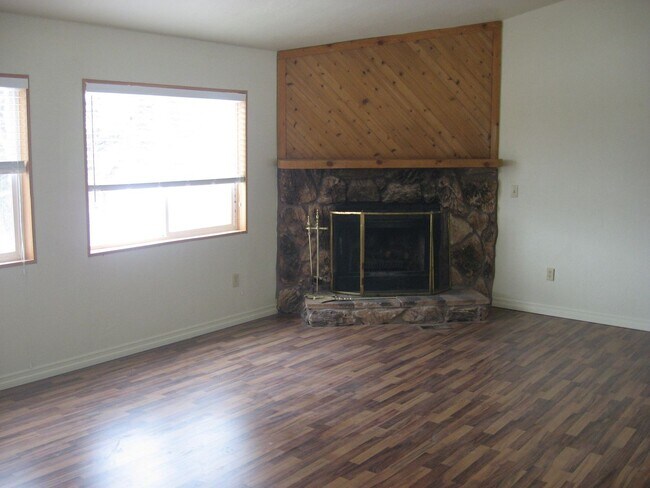 Building Photo - 3 Bedroom 2 Bathroom House in Outer Cedar City