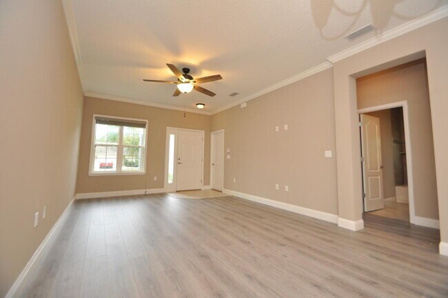 Building Photo - Spacious 3-Bedroom 2-bathroom Duplex