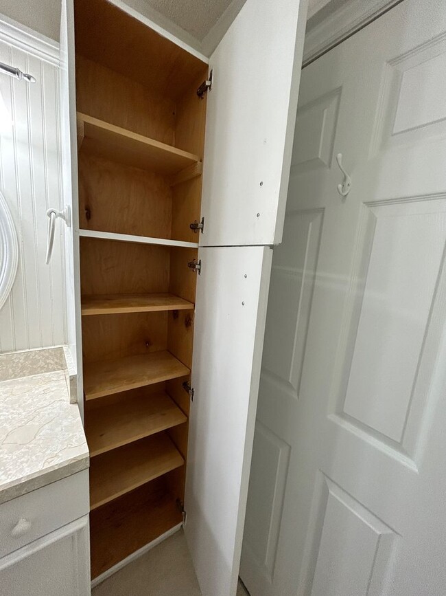 Building Photo - Weaverville - Clean and Tidy! Home Office,...