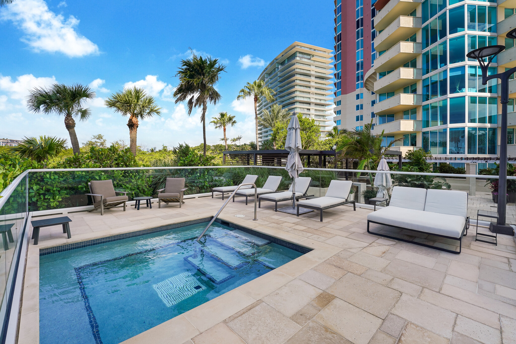 Building Photo - 300 S Pointe Dr