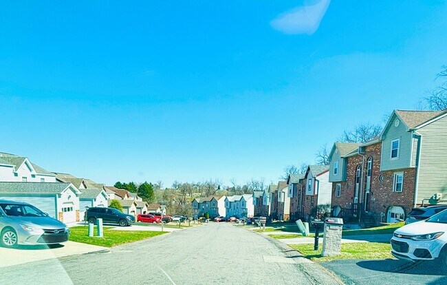 Building Photo - Charming 3BR Townhome in Pittsburgh