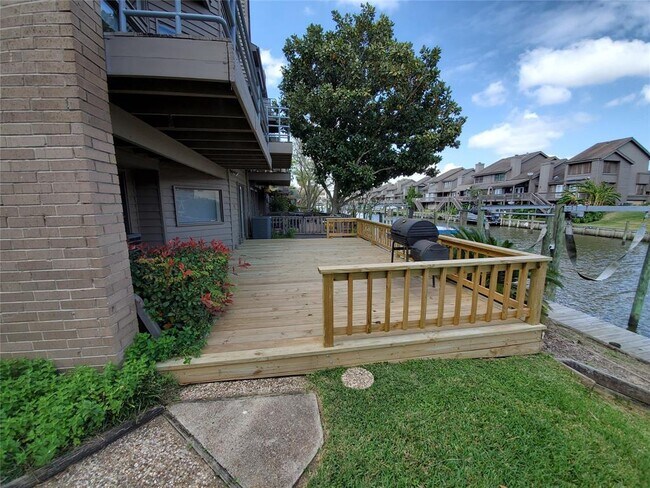 Building Photo - 18321 Sandy Cove