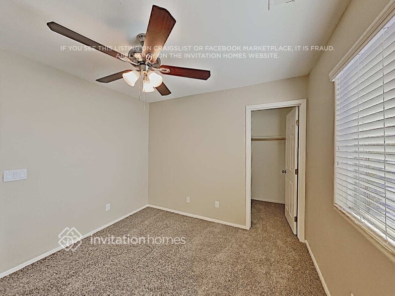 Building Photo - 1425 E Lakeview Dr