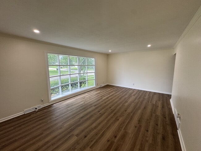 Building Photo - 2737 Broadmoor Dr