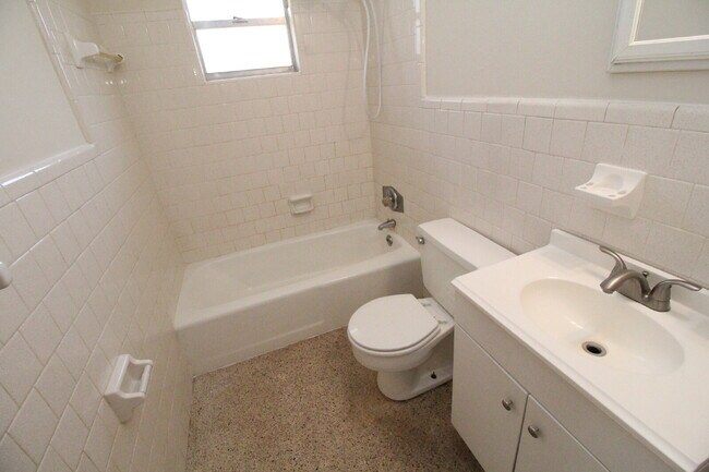 Building Photo - Private 2BR/1BA Duplex with Washer/Dryer H...