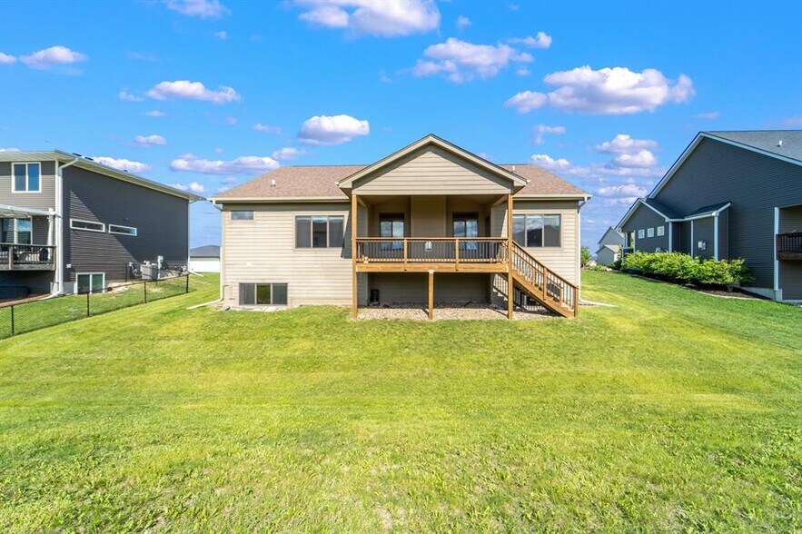 Building Photo - 916 NE Silkwood St