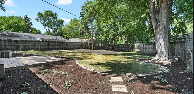 Building Photo - 4 bedroom 2 bathroom located in Champaign- Available August!