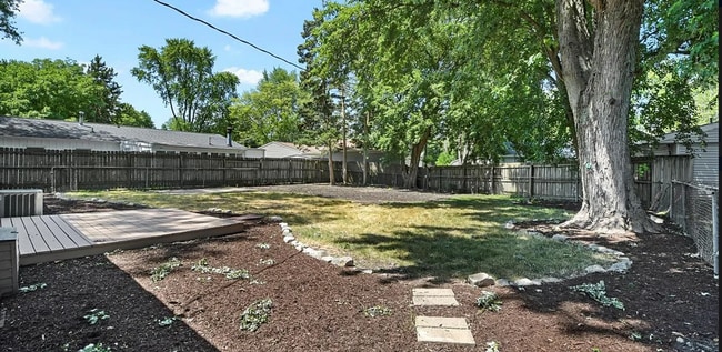Building Photo - 4 bedroom 2 bathroom located in Champaign-...
