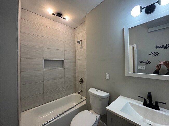 Building Photo - 2 bedroom PLUS den with Fireplace