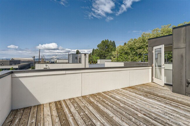 Building Photo - Modern West Seattle Townhome with Rooftop ...